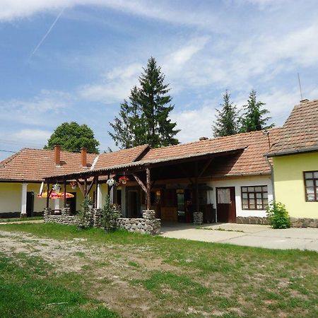Toldi Vendeghaz Hotel Felsotold Exterior photo